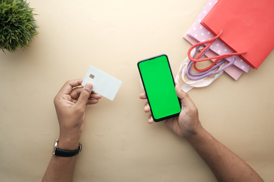 Cartão virtual x físico: qual a melhor opção para quem busca praticidade